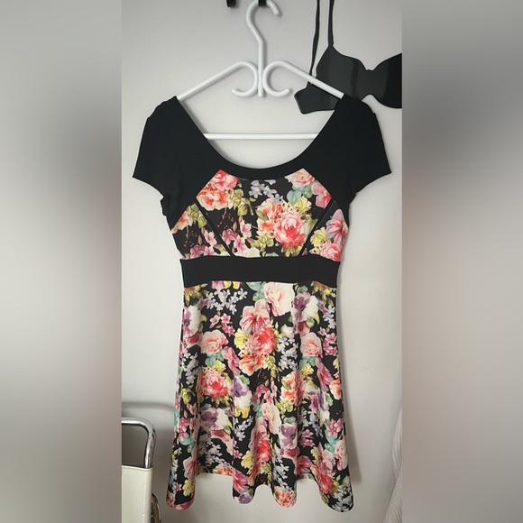 Annie 50 Canadian made floral dress. - Picture 2 of 4